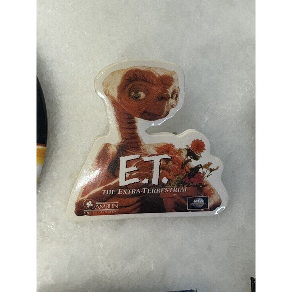 LOT OF 18 VINTAGE WALMART ADVERTISING PINS MOVIES - Picture 8 of 16